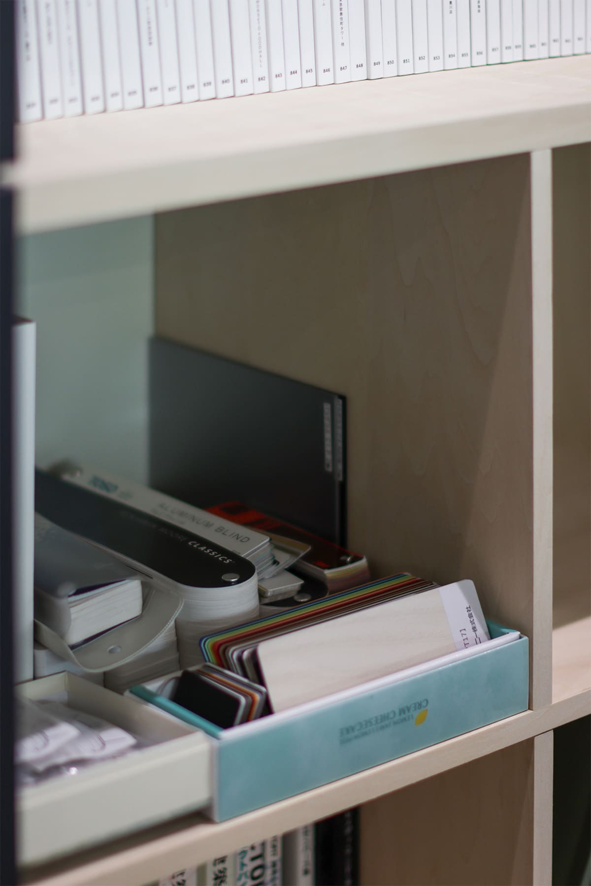 オフィスの資料棚 - Shelf ロータイプ式本棚 - マルゲリータお客様事例