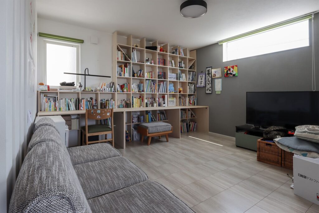 リビング脇の書斎スペース - Shelf カウンター付き本棚 - マルゲリータお客様事例