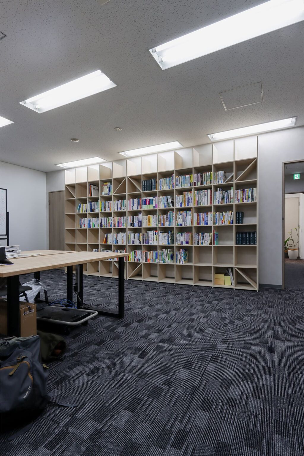 オフィスの収納棚 - Shelf 壁一面の本棚 奥行350mm - マルゲリータお客様事例