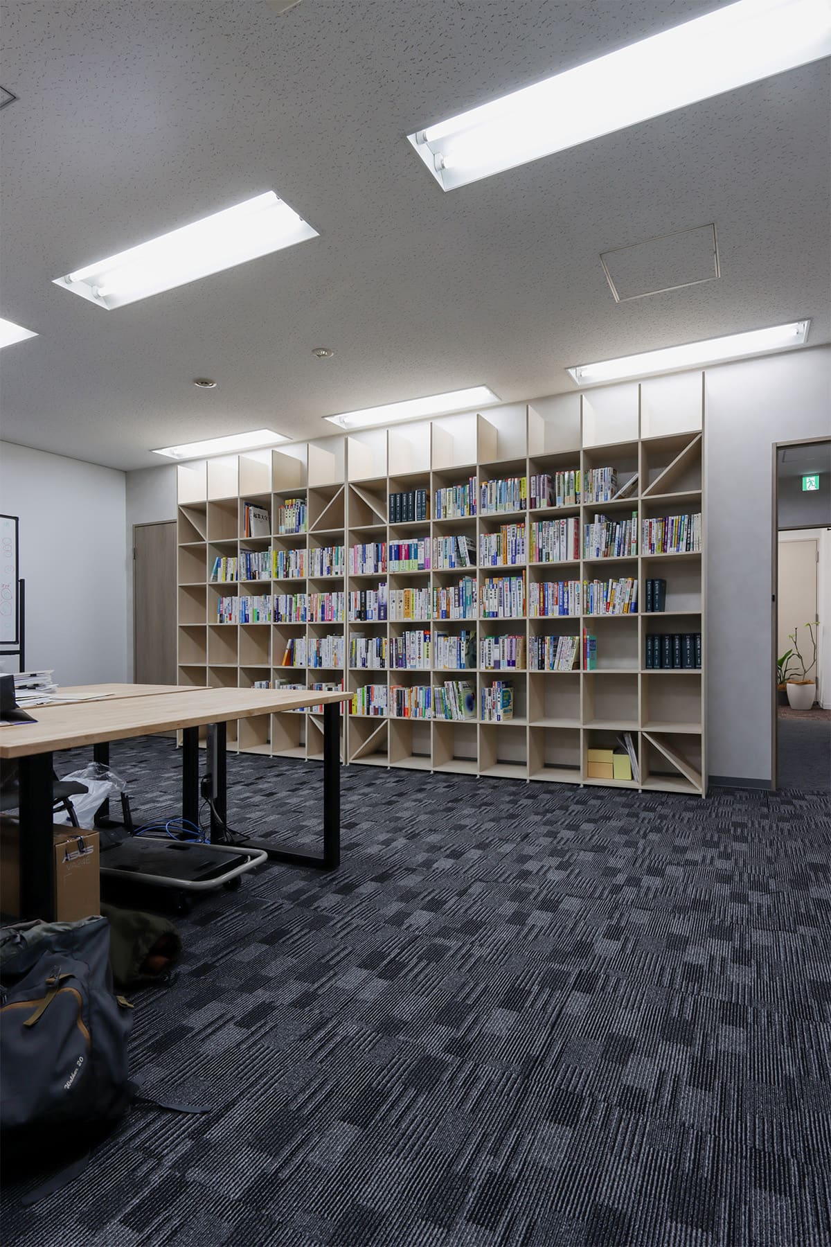 オフィスの収納棚 - Shelf 壁一面の本棚 奥行350mm - マルゲリータお客様事例