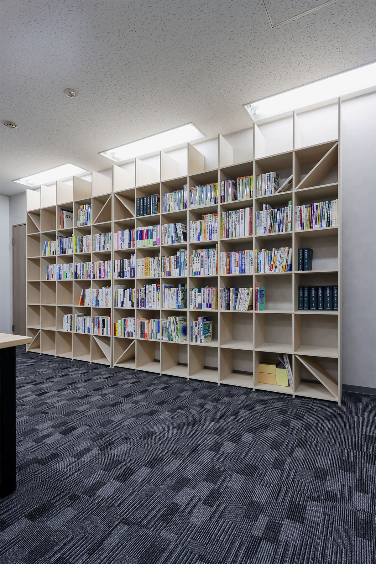 オフィスの収納棚 - Shelf 壁一面の本棚 奥行350mm - マルゲリータお客様事例