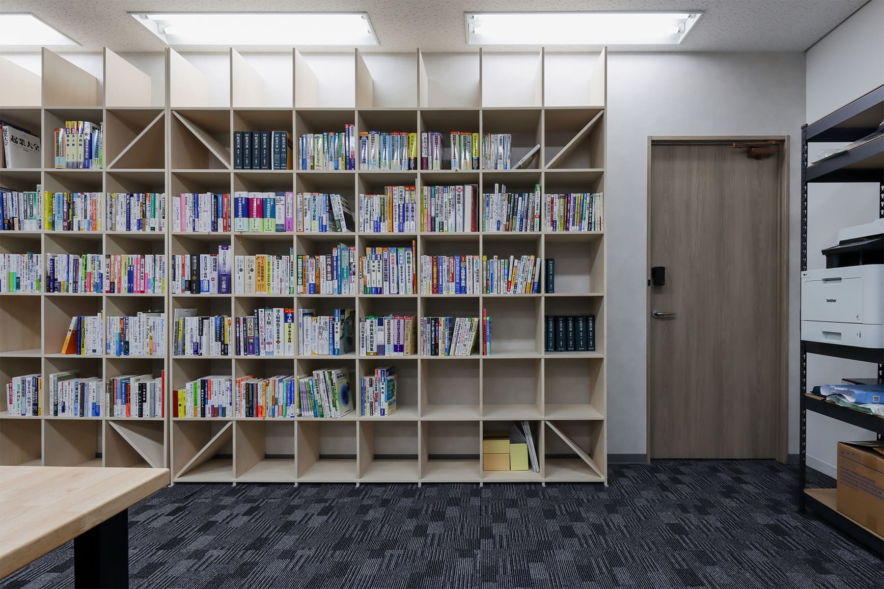 オフィスの収納棚 - Shelf 壁一面の本棚 奥行350mm - マルゲリータお客様事例