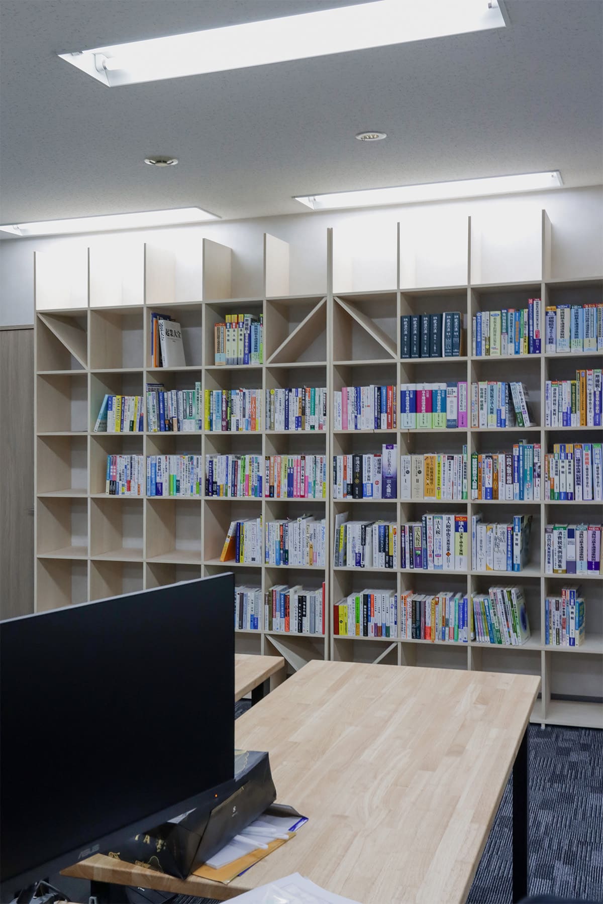 オフィスの収納棚 - Shelf 壁一面の本棚 奥行350mm - マルゲリータお客様事例