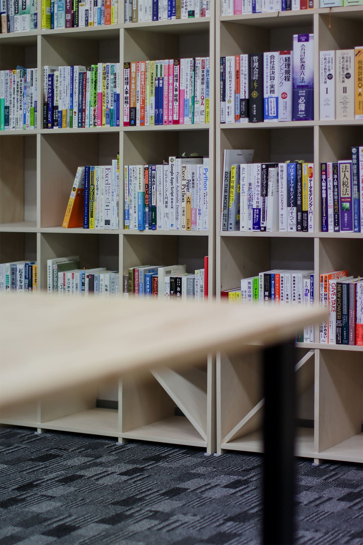 オフィスの収納棚 - Shelf 壁一面の本棚 奥行350mm - マルゲリータお客様事例