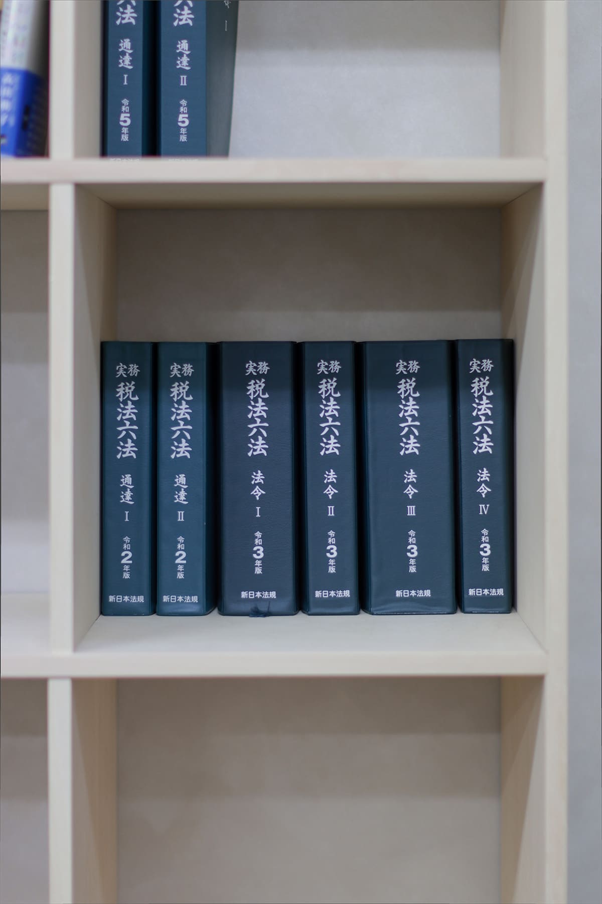 オフィスの収納棚 - Shelf 壁一面の本棚 奥行350mm - マルゲリータお客様事例