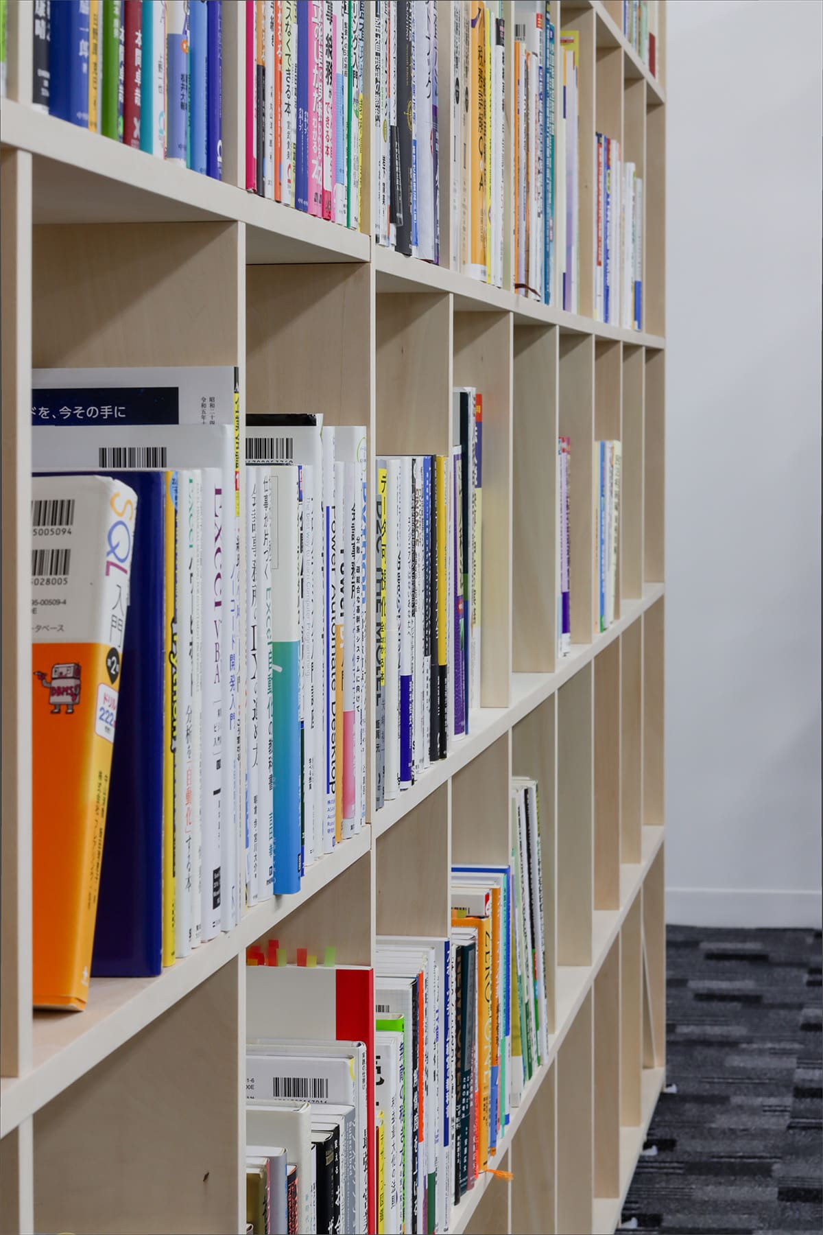 オフィスの収納棚 - Shelf 壁一面の本棚 奥行350mm - マルゲリータお客様事例