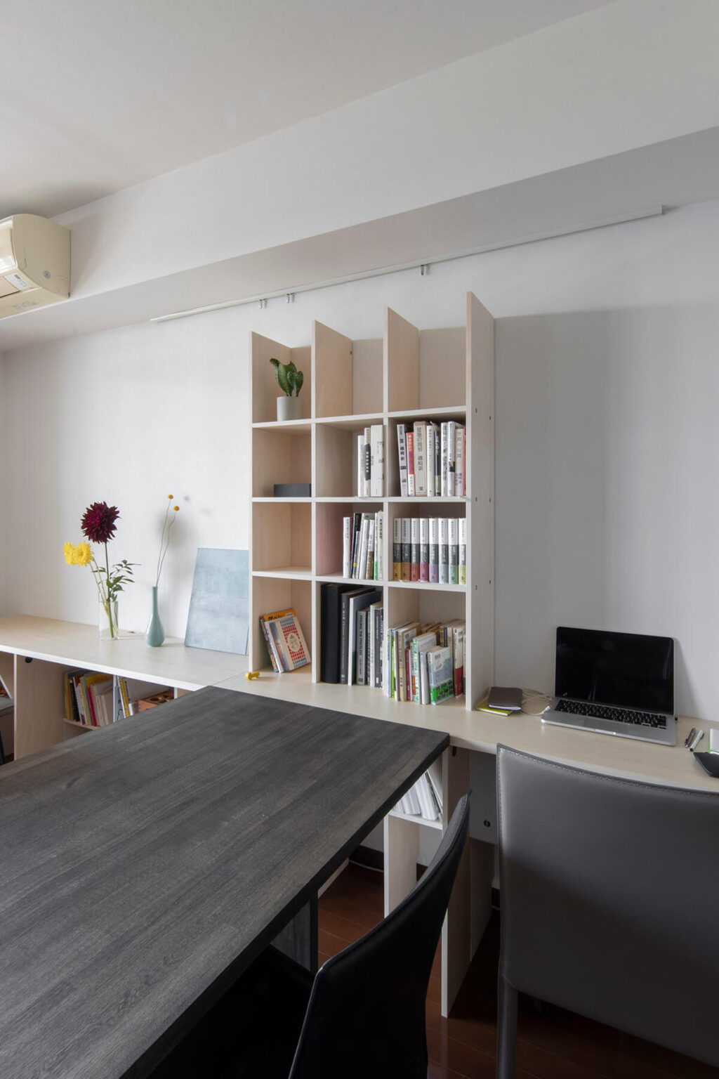 ダイニングテーブルで仕事や勉強も。食事だけだともったいない。の事例を紹介