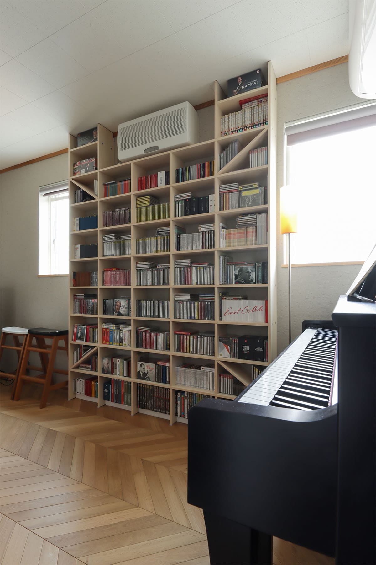 音楽室のCD棚 - Shelf 壁一面のコミック本棚 - マルゲリータお客様事例