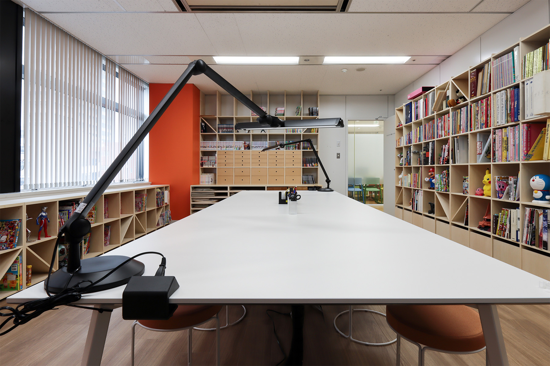 4面を本棚で囲まれた開発室 - Shelf 壁一面の本棚 - マルゲリータお客様事例