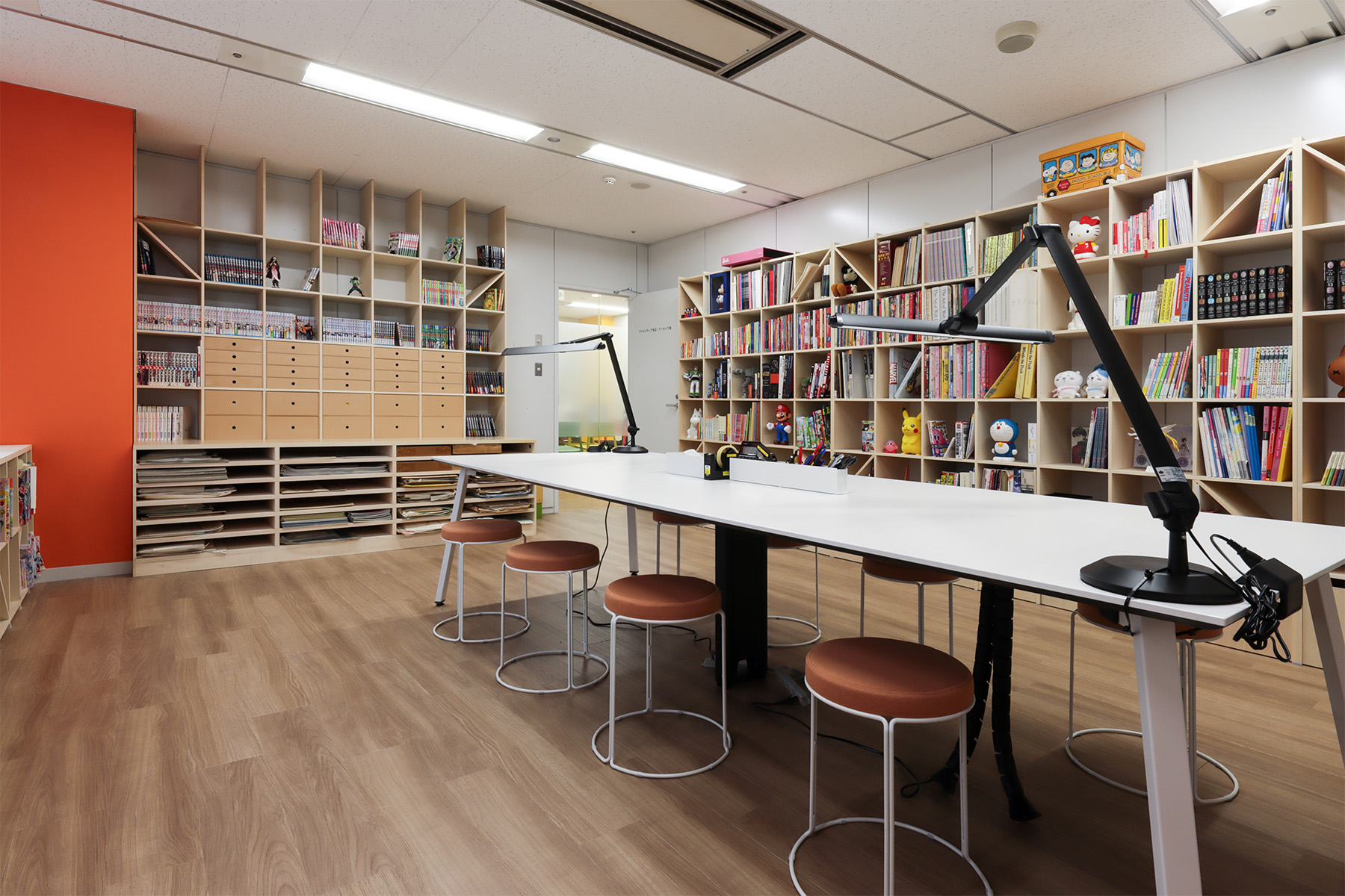 4面を本棚で囲まれた開発室 - Shelf 壁一面の本棚 - マルゲリータお客様事例