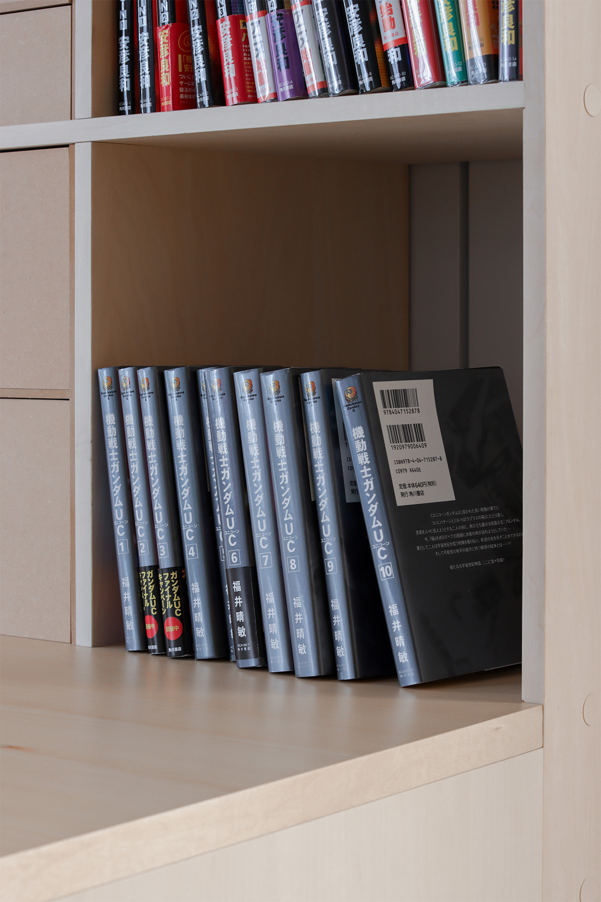 4面を本棚で囲まれた開発室 - Shelf 壁一面の本棚 - マルゲリータお客様事例