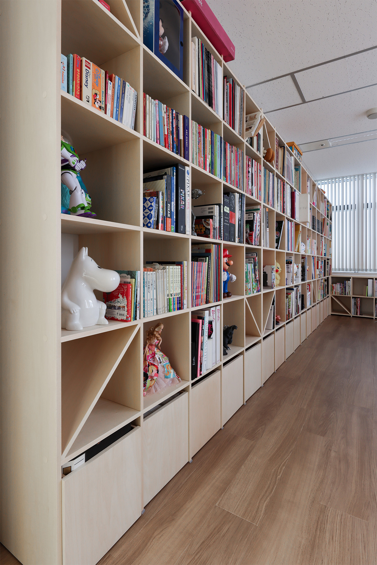 4面を本棚で囲まれた開発室 - Shelf 壁一面の本棚 - マルゲリータお客様事例