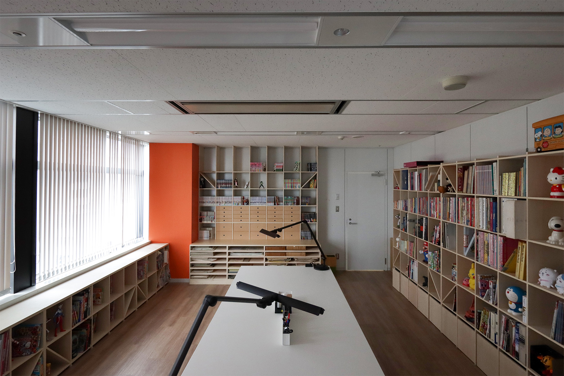 4面を本棚で囲まれた開発室 - Shelf 壁一面の本棚 - マルゲリータお客様事例