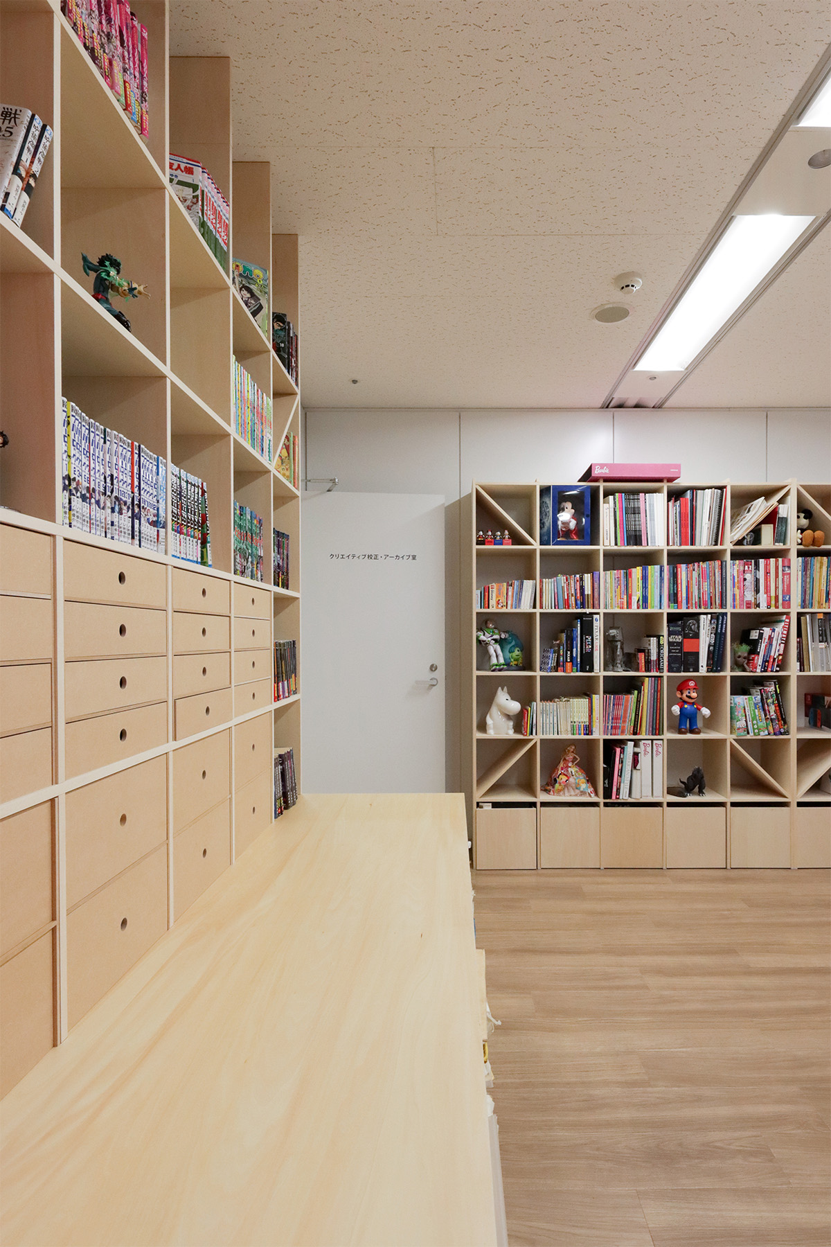 4面を本棚で囲まれた開発室 - Shelf 壁一面の本棚 - マルゲリータお客様事例
