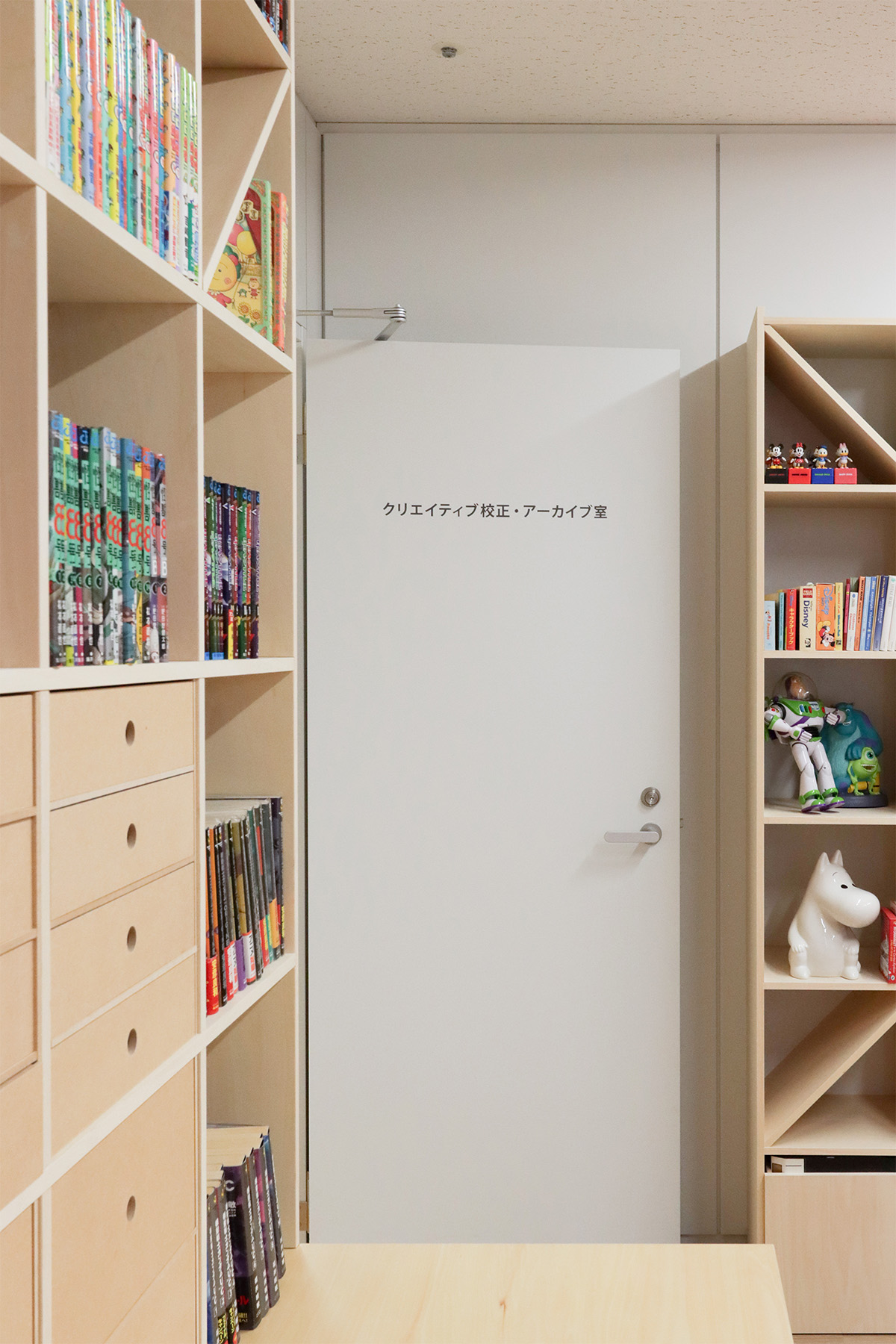 4面を本棚で囲まれた開発室 - Shelf 壁一面の本棚 - マルゲリータお客様事例