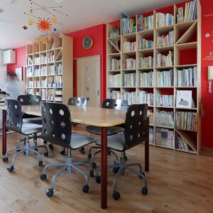 保育園のスタッフルームに - Shelf 壁一面の本棚 奥行350mm - マルゲリータお客様事例