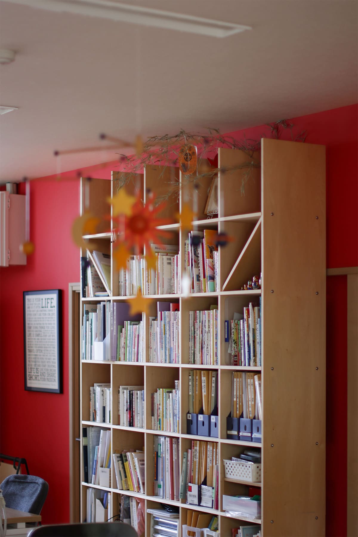 保育園のスタッフルームに - Shelf 壁一面の本棚 奥行350mm - マルゲリータお客様事例