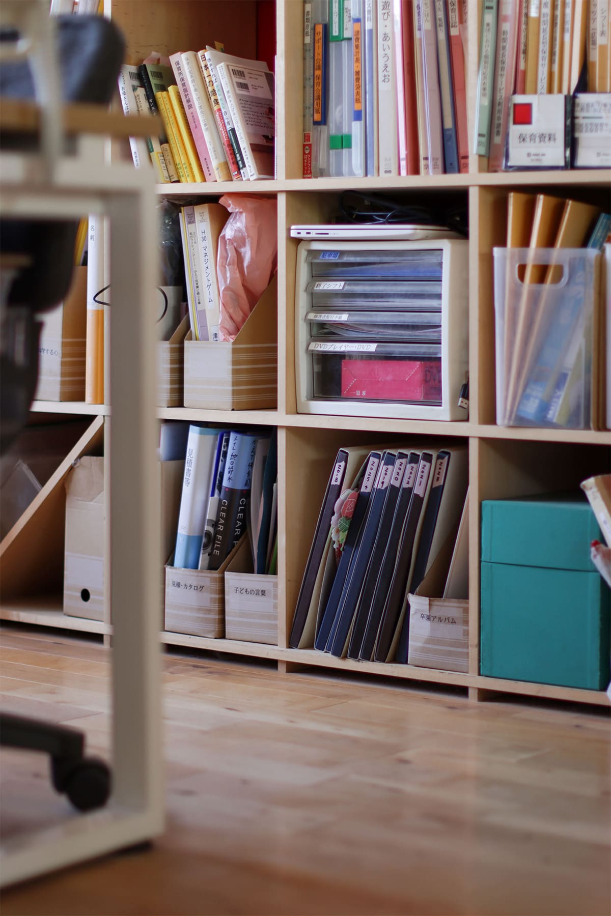 保育園のスタッフルームに - Shelf 壁一面の本棚 奥行350mm - マルゲリータお客様事例