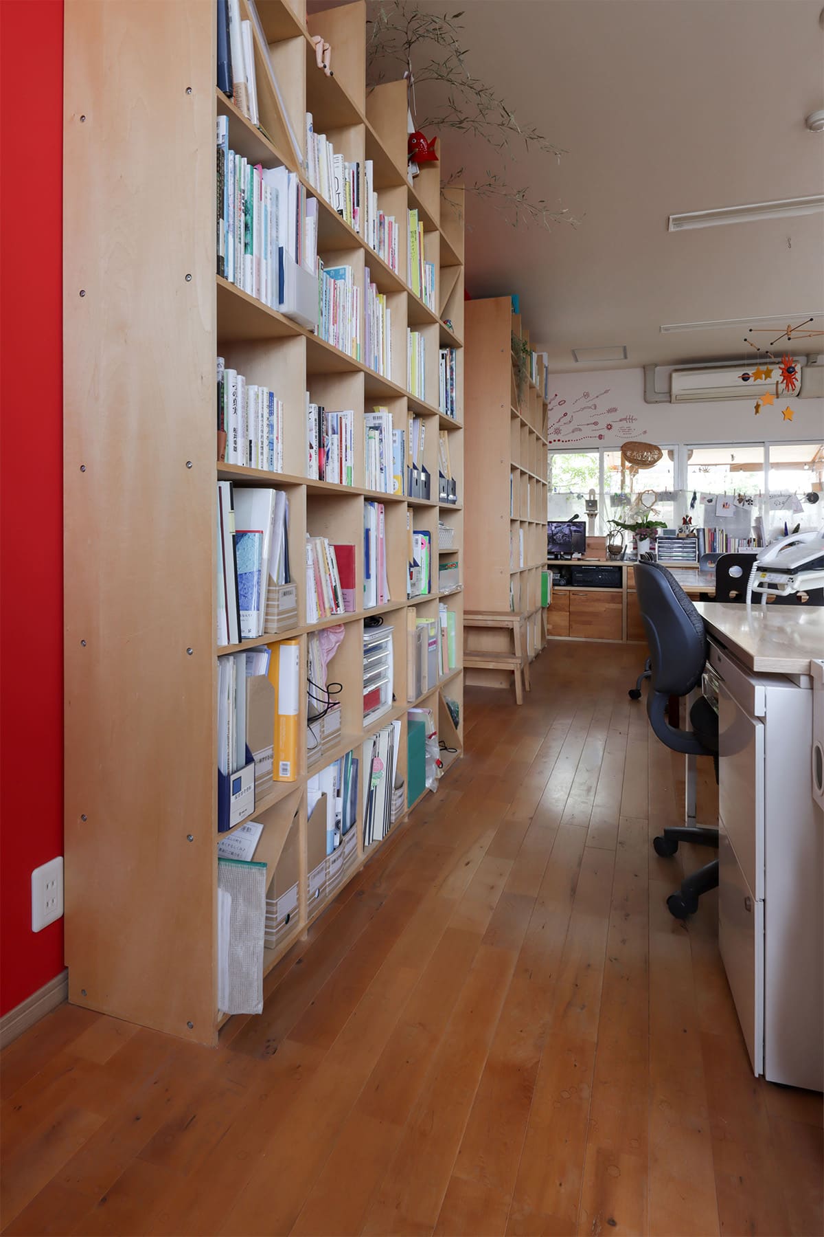 保育園のスタッフルームに - Shelf 壁一面の本棚 奥行350mm - マルゲリータお客様事例