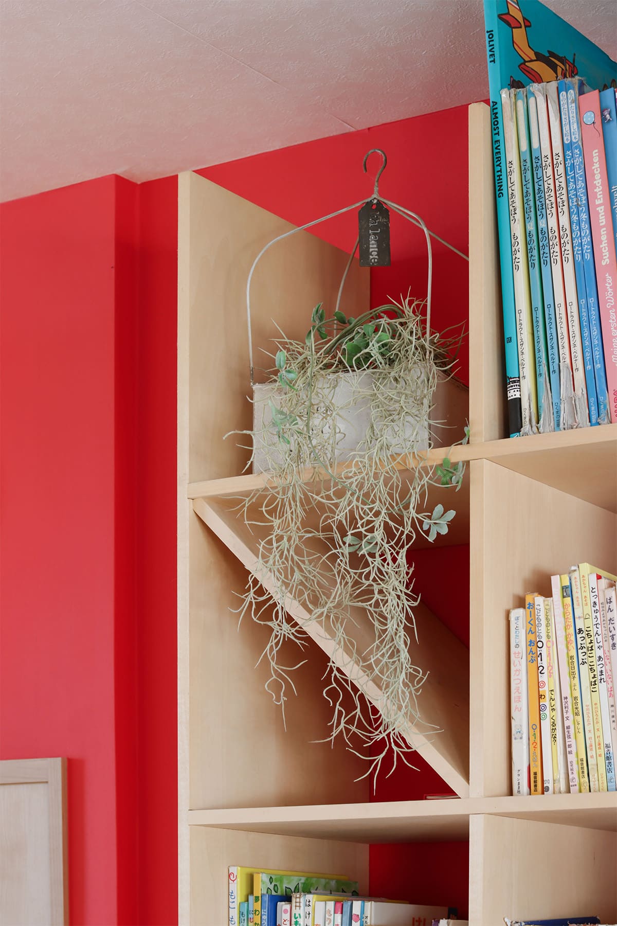 保育園のスタッフルームに - Shelf 壁一面の本棚 奥行350mm - マルゲリータお客様事例