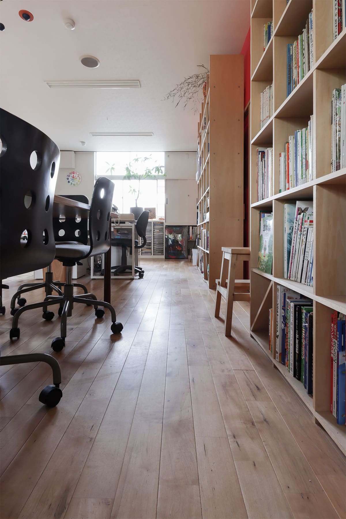 保育園のスタッフルームに - Shelf 壁一面の本棚 奥行350mm - マルゲリータお客様事例
