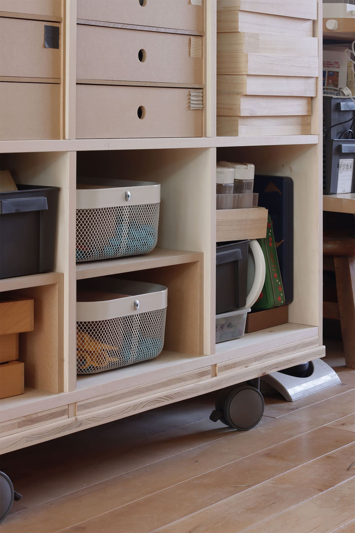 保育園のスタッフルームに - Shelf ロータイプ本棚 - マルゲリータお客様事例