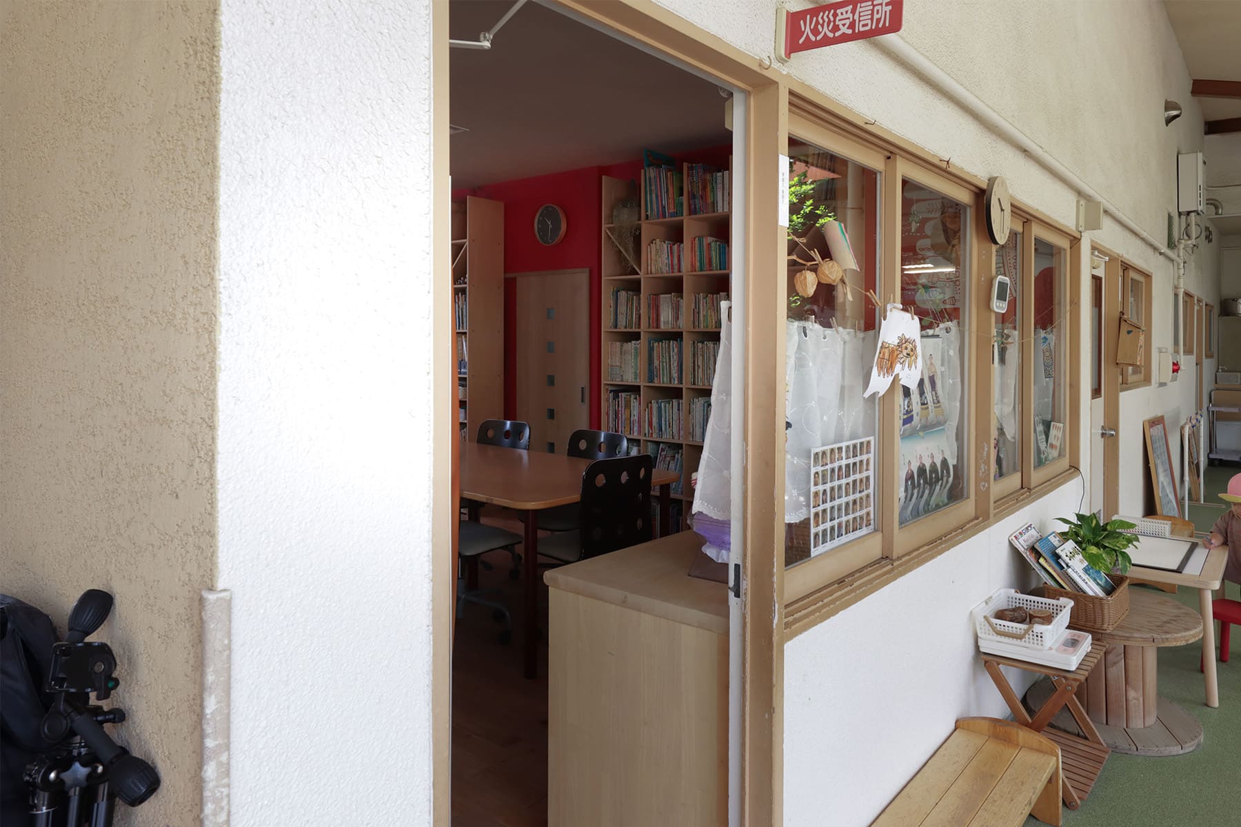 保育園のスタッフルームに - Shelf 壁一面の本棚 奥行350mm - マルゲリータお客様事例