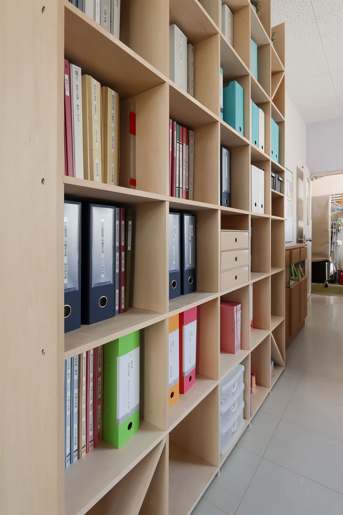 保育園のスタッフルームに - Shelf 壁一面の本棚 奥行350mm - マルゲリータお客様事例