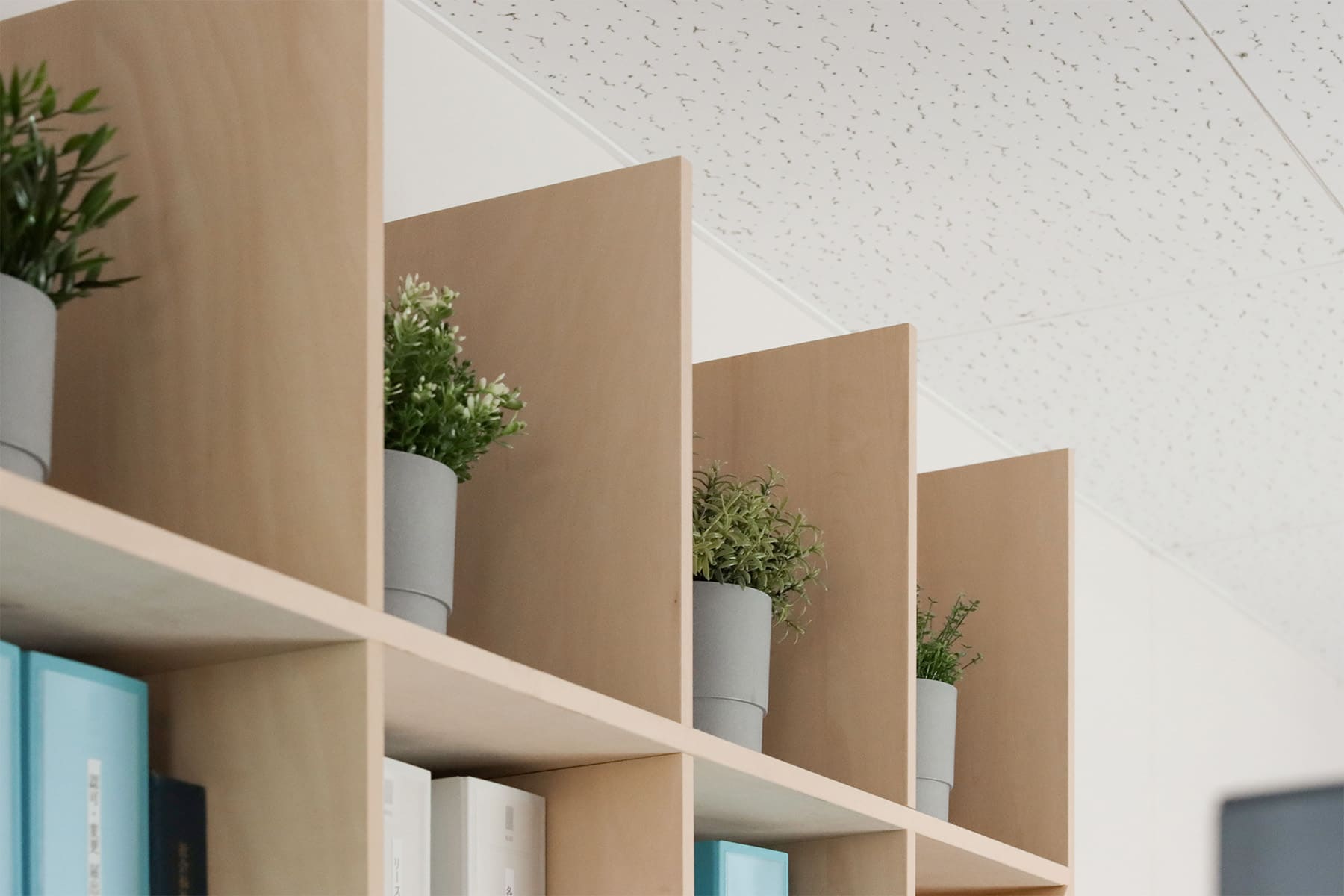 保育園のスタッフルームに - Shelf 壁一面の本棚 奥行350mm - マルゲリータお客様事例
