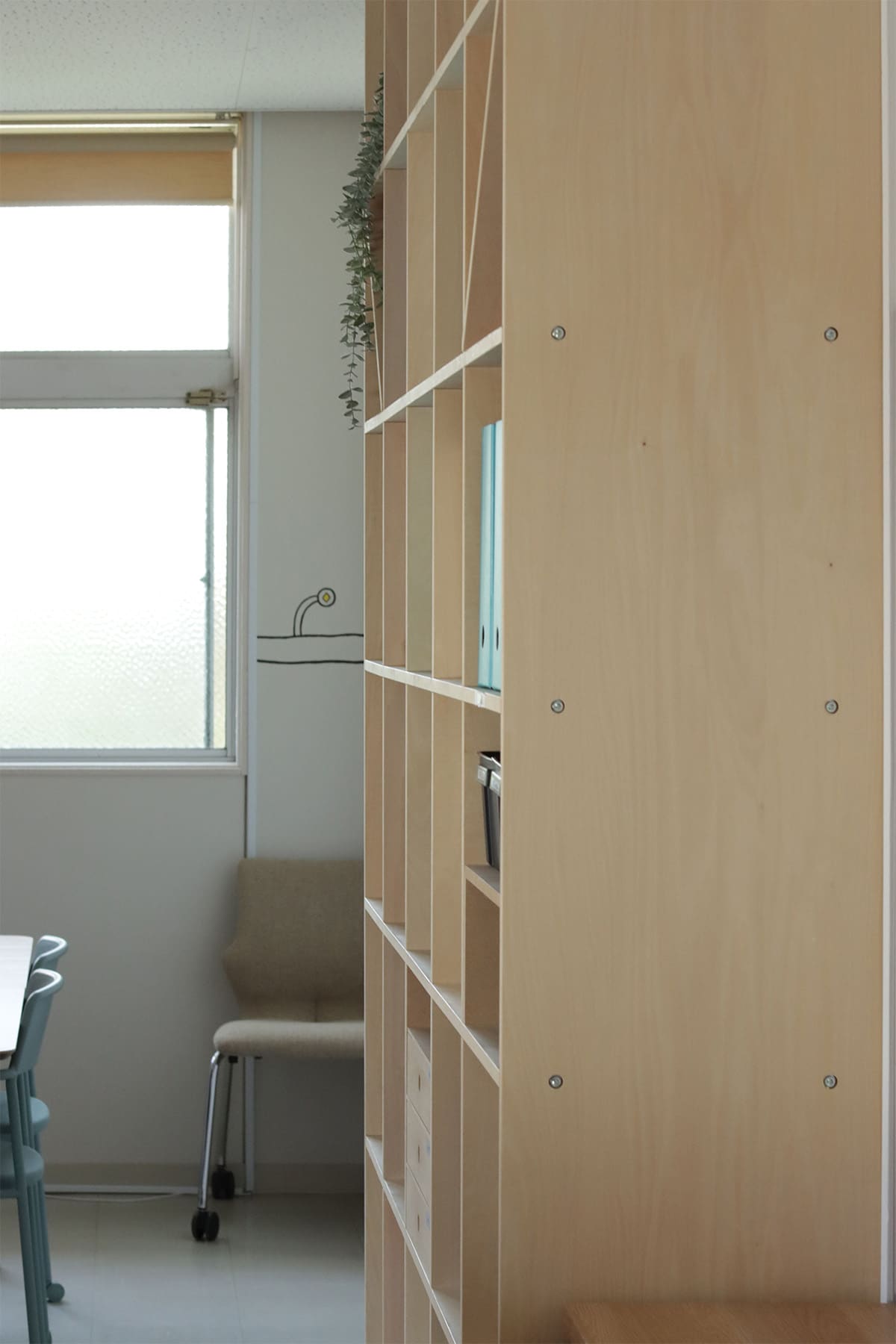 保育園のスタッフルームに - Shelf 壁一面の本棚 奥行350mm - マルゲリータお客様事例