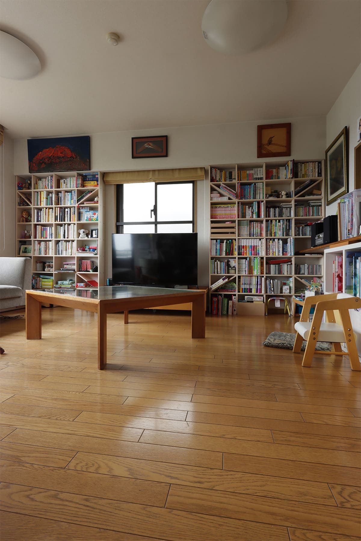 リビングの本棚 - Shelf 壁一面のA5本棚 奥行180mm - マルゲリータお客様事例
