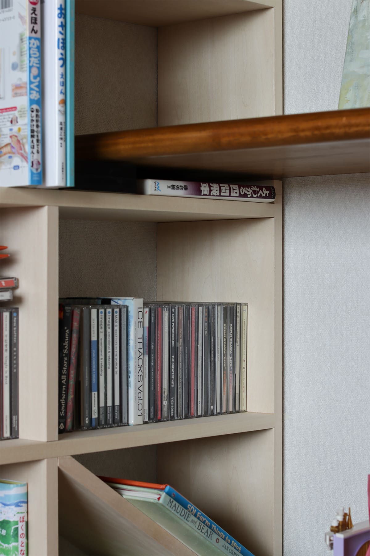 リビングの本棚 - Shelf 壁一面のA5本棚 奥行180mm - マルゲリータお客様事例