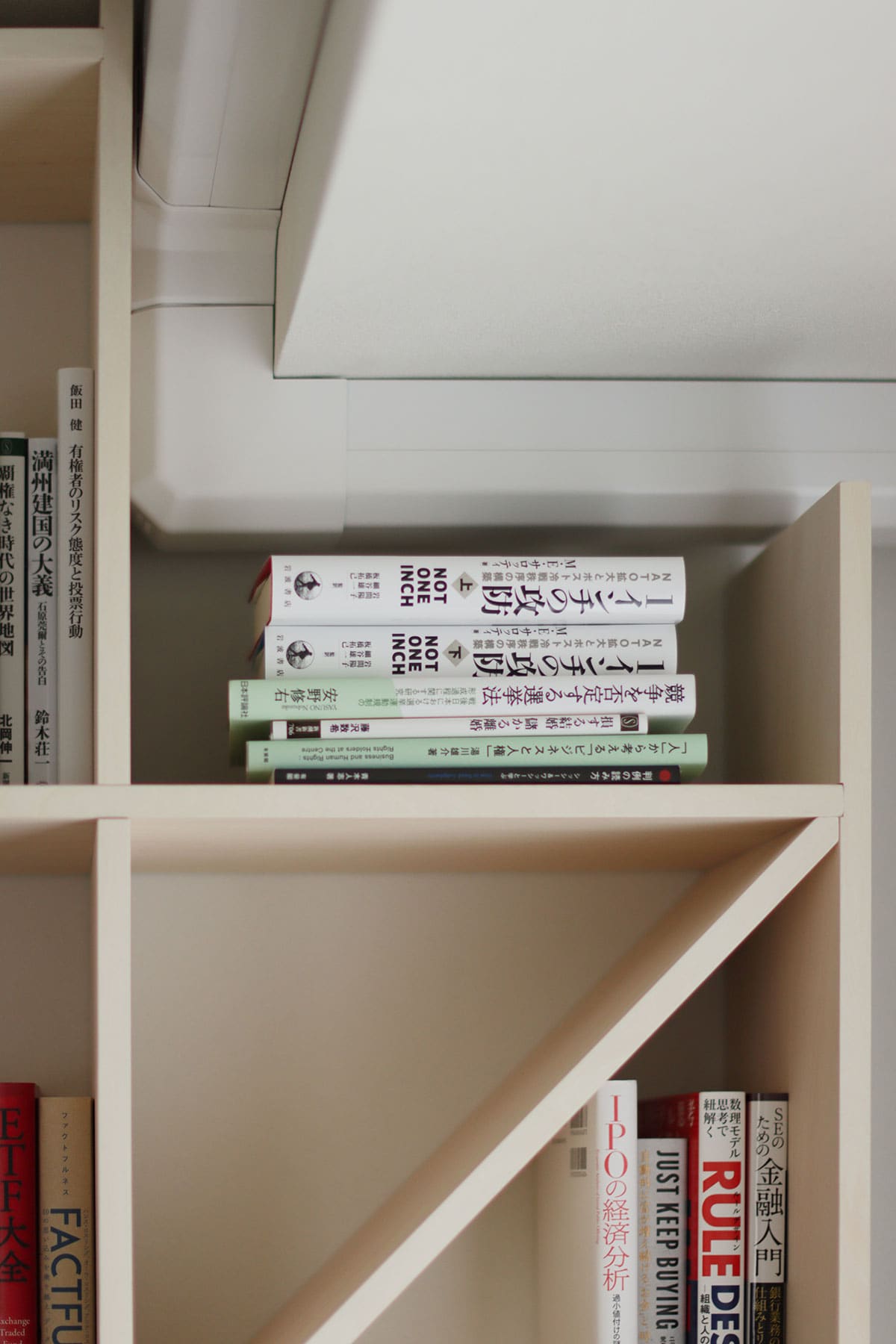寝室のディスプレイ本棚 - Shelf 壁一面の本棚 奥行250mm - マルゲリータお客様事例