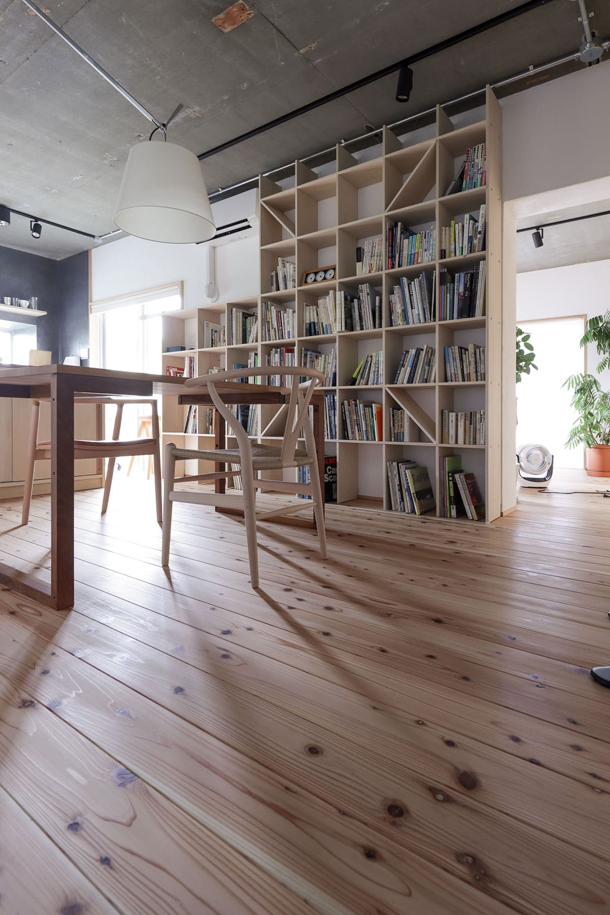 リビングの本棚 - Shelf 壁一面の本棚 奥行250mm - マルゲリータお客様事例