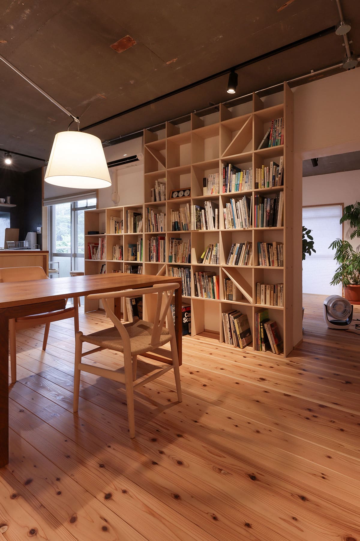 リビングの本棚 - Shelf 壁一面の本棚 奥行250mm - マルゲリータお客様事例