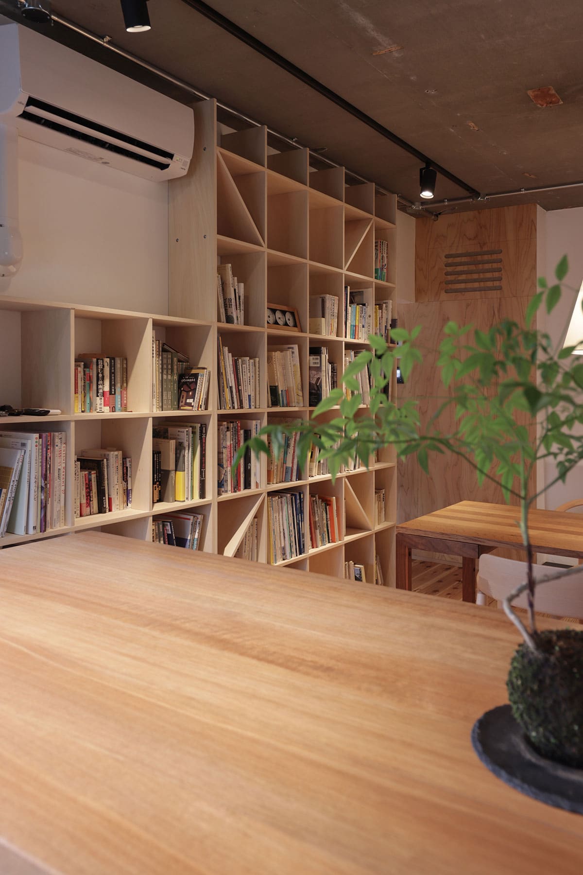 リビングの本棚 - Shelf 壁一面の本棚 奥行250mm - マルゲリータお客様事例