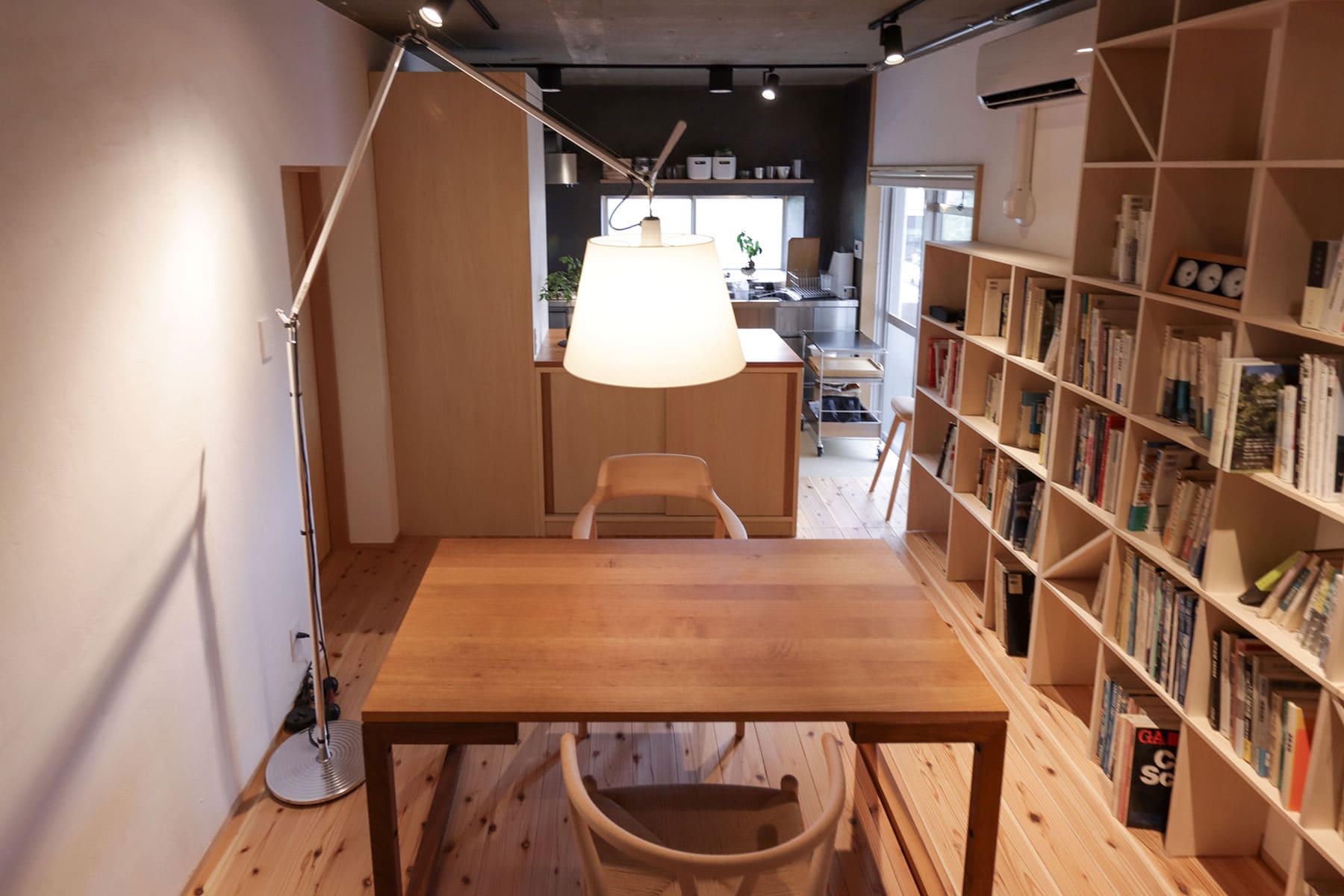 リビングの本棚 - Shelf 壁一面の本棚 奥行250mm - マルゲリータお客様事例