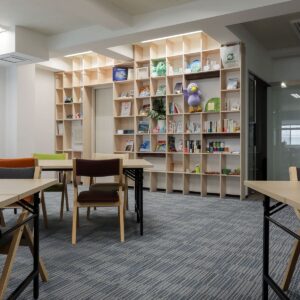 日本シーム株式会社・多目的ホール - Shelf 壁一面の本棚 奥行250mm - マルゲリータお客様の声