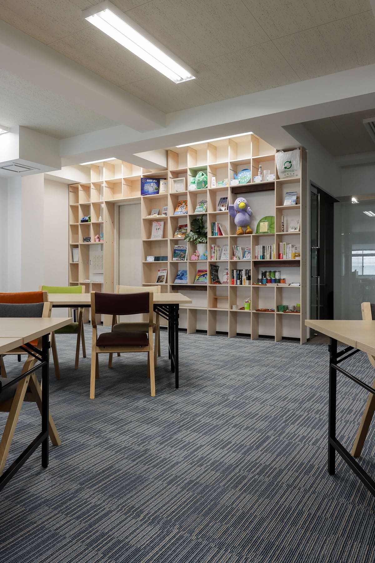 日本シーム株式会社・多目的ホール - Shelf 壁一面の本棚 奥行250mm - マルゲリータお客様の声