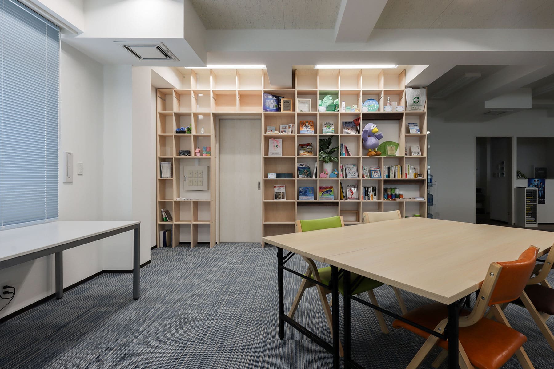 日本シーム株式会社・多目的ホール - Shelf 壁一面の本棚 奥行250mm - マルゲリータお客様の声