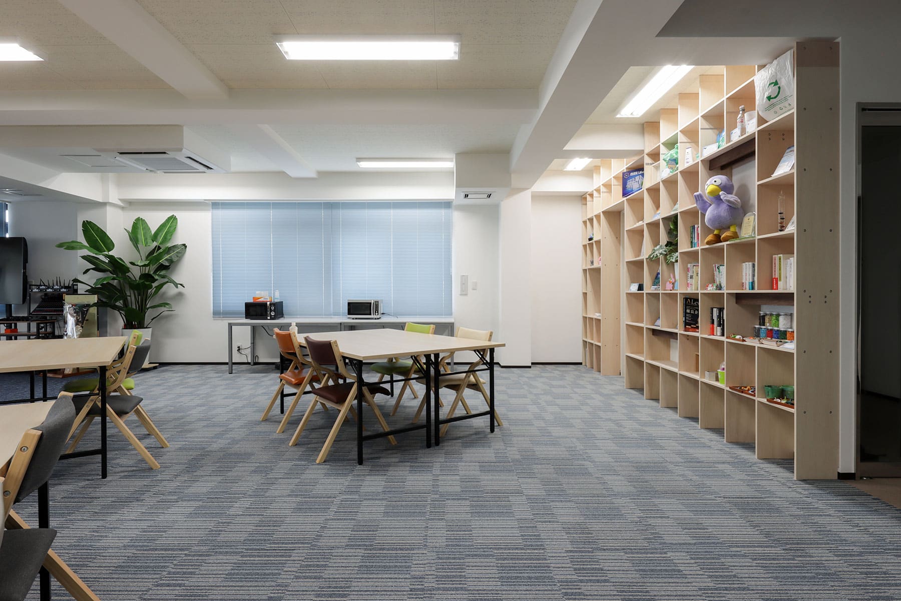 日本シーム株式会社・多目的ホール - Shelf 壁一面の本棚 奥行250mm - マルゲリータお客様の声