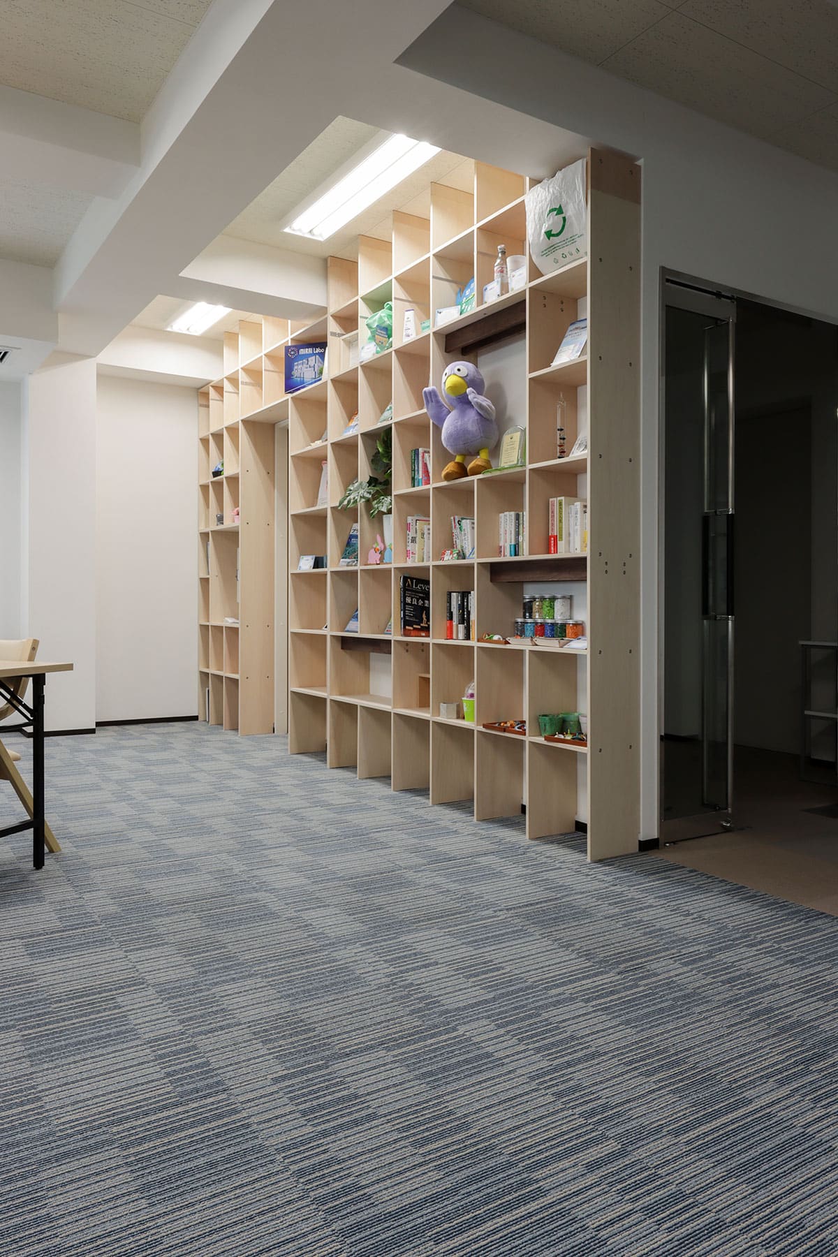 日本シーム株式会社・多目的ホール - Shelf 壁一面の本棚 奥行250mm - マルゲリータお客様の声