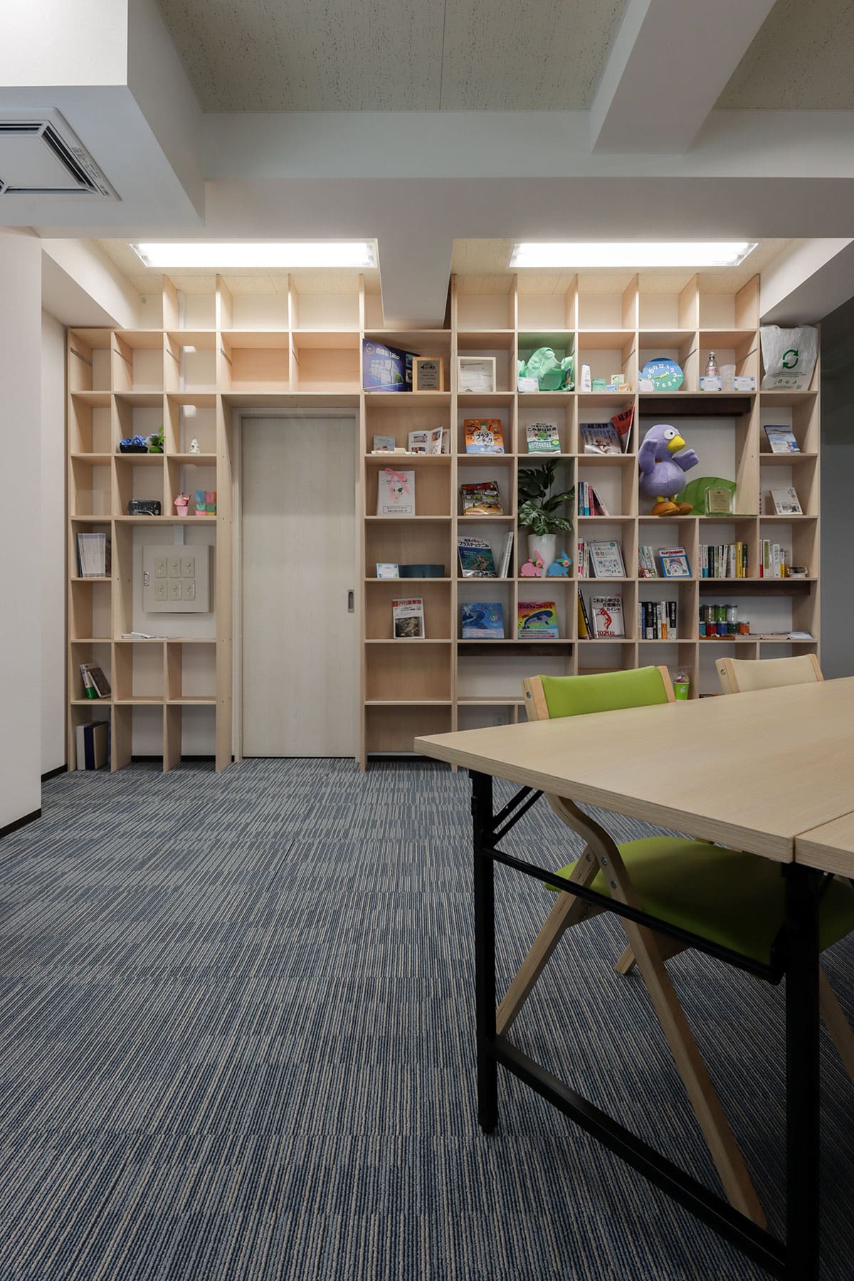 日本シーム株式会社・多目的ホール - Shelf 壁一面の本棚 奥行250mm - マルゲリータお客様の声