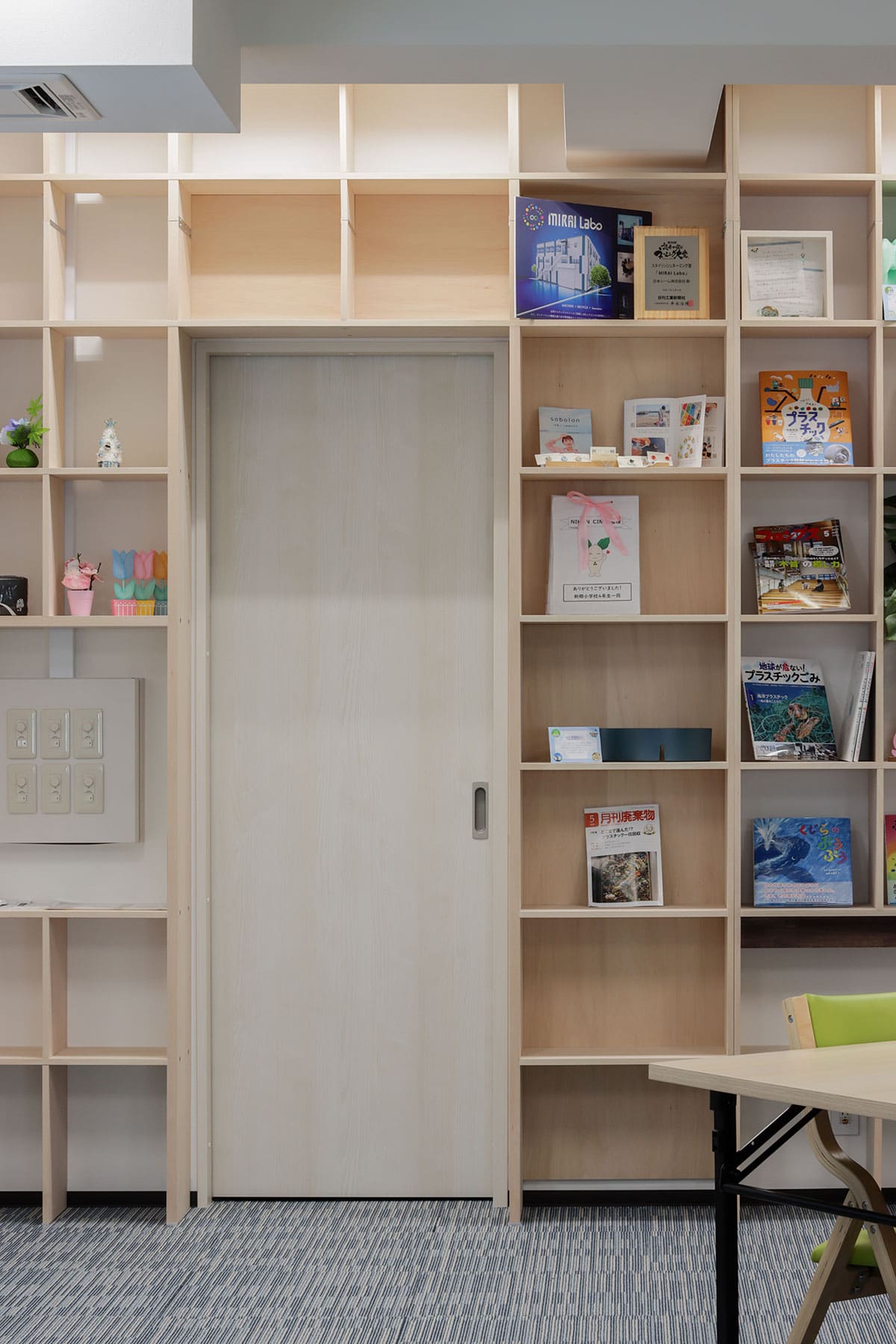 日本シーム株式会社・多目的ホール - Shelf 壁一面の本棚 奥行250mm - マルゲリータお客様の声
