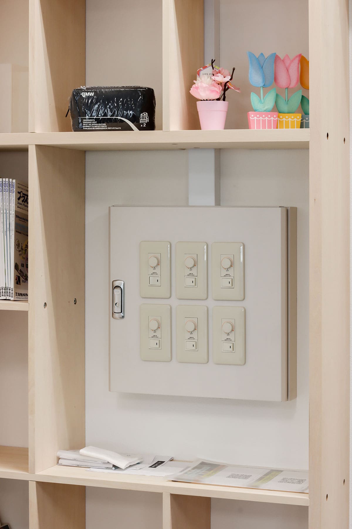 日本シーム株式会社・多目的ホール - Shelf 壁一面の本棚 奥行250mm - マルゲリータお客様の声