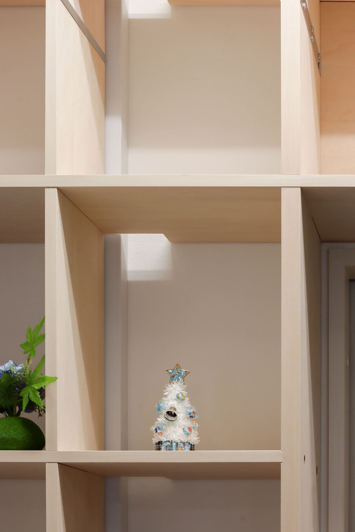 日本シーム株式会社・多目的ホール - Shelf 壁一面の本棚 奥行250mm - マルゲリータお客様の声