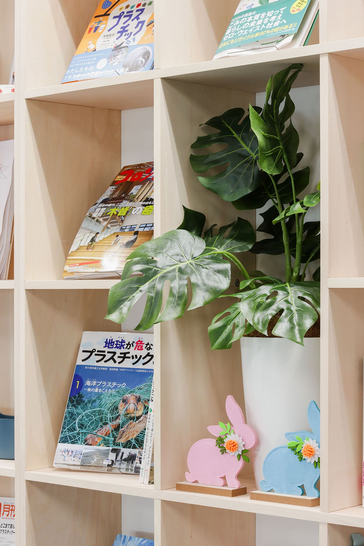 日本シーム株式会社・多目的ホール - Shelf 壁一面の本棚 奥行250mm - マルゲリータお客様の声