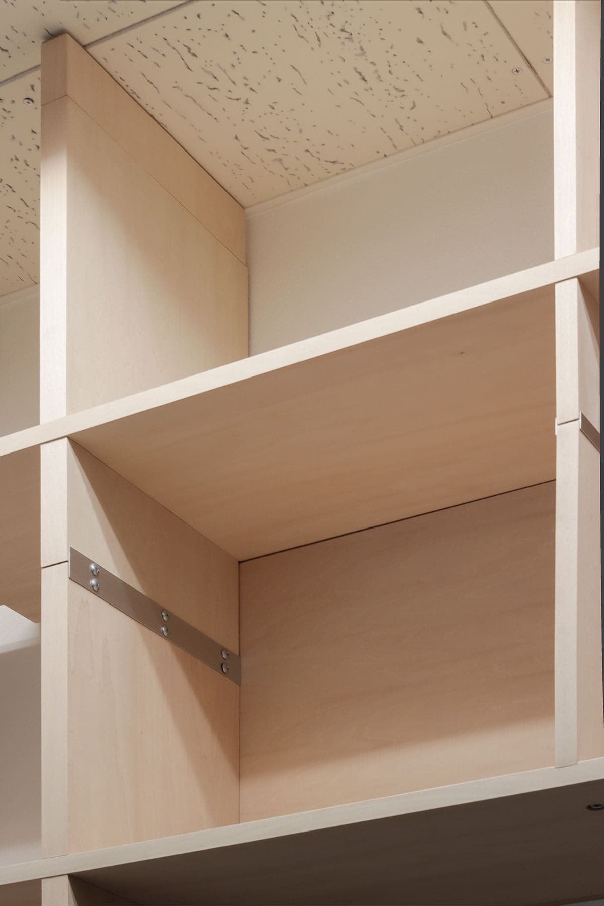 日本シーム株式会社・多目的ホール - Shelf 壁一面の本棚 奥行250mm - マルゲリータお客様の声