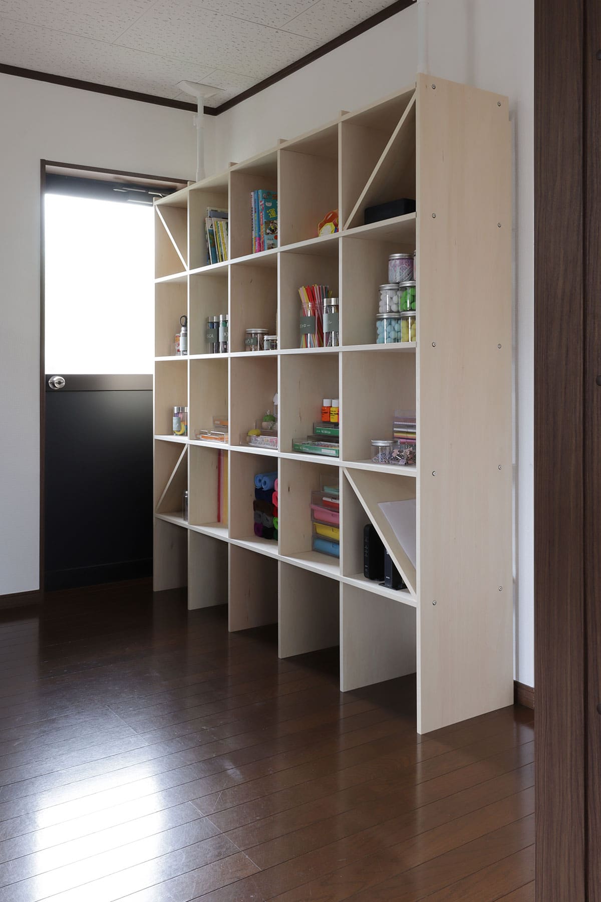 株式会社ぴたカフェ様 - Shelf 壁一面の本棚 奥行250mm - マルゲリータお客様の声