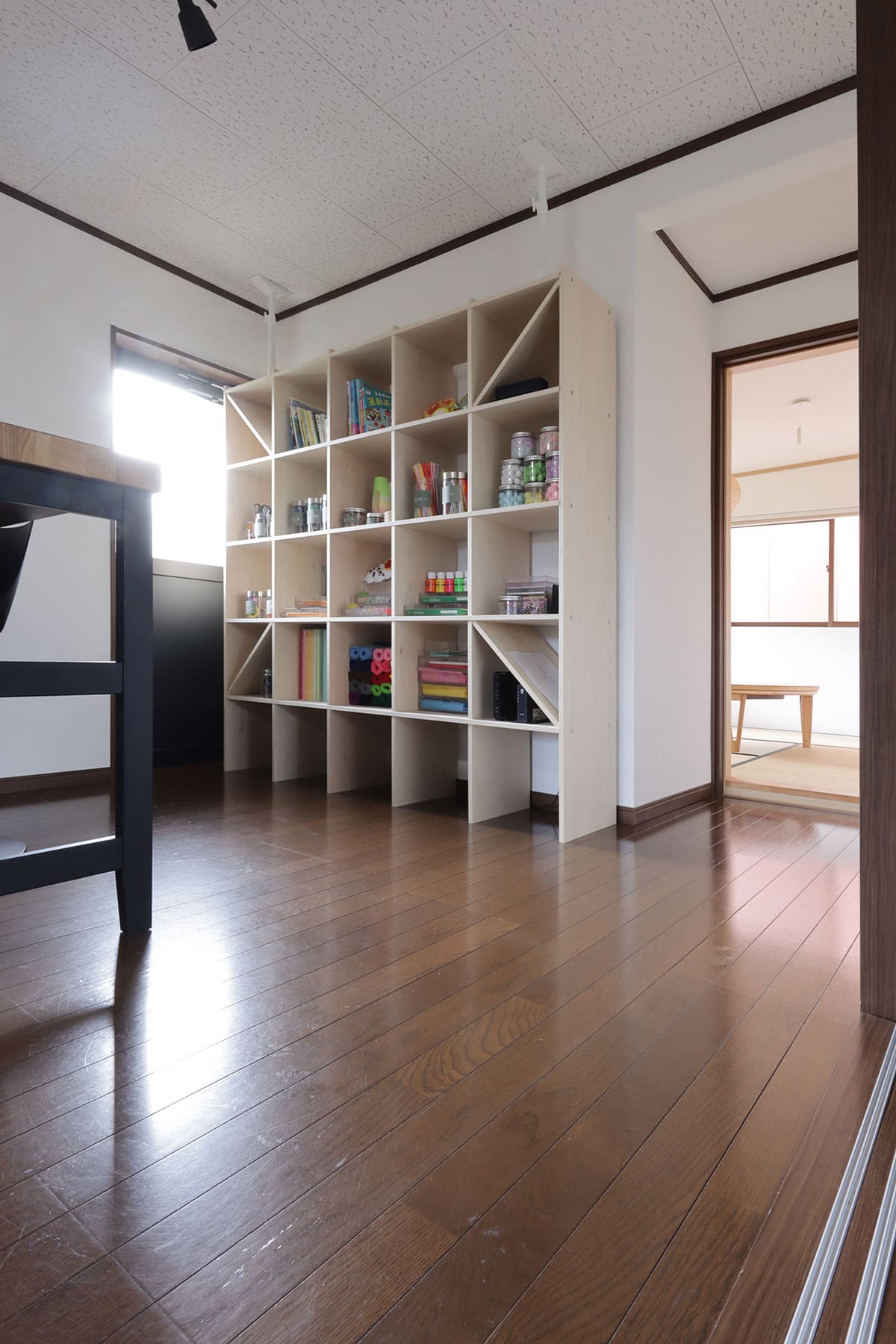 株式会社ぴたカフェ様 - Shelf 壁一面の本棚 奥行250mm - マルゲリータお客様の声